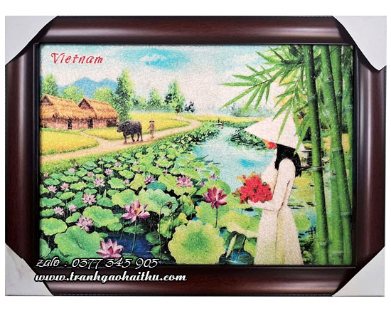 Áo dài bên hồ sen